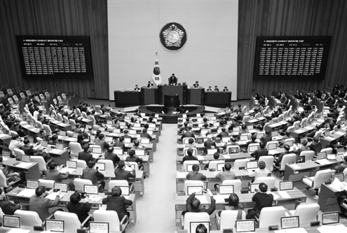 这是12月10日拍摄的韩国国会表决现场。新华社发